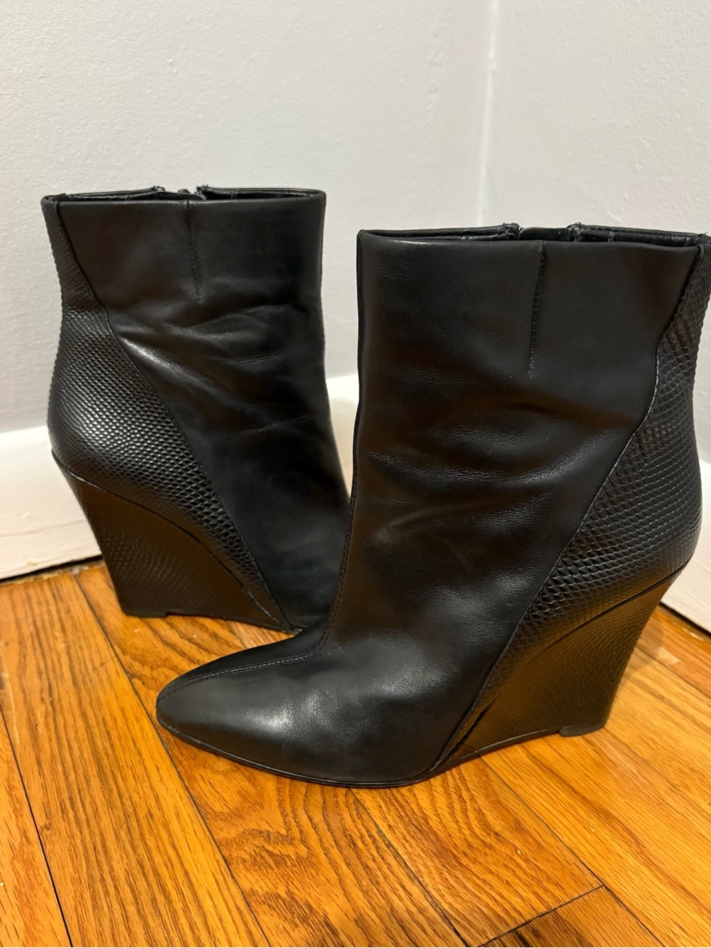 Lord & Taylor 424 Fifth Black Leather Wedge Boots Size 6M
